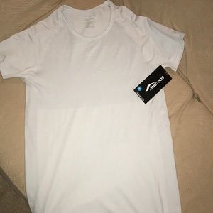 Saucony workout t-shirt new with tags